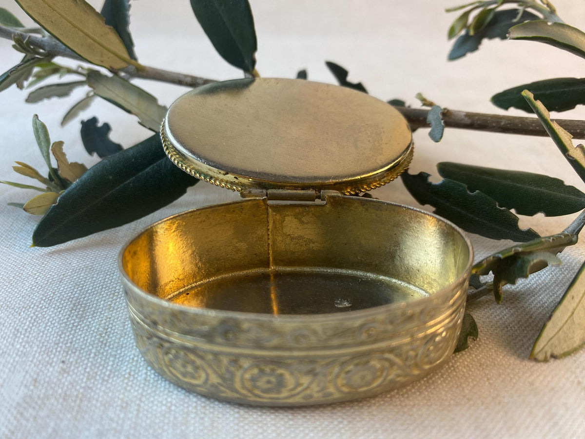 Vintage Steindose – Graviertes silberfarbenes Metall – Mid-Century Kosmetikaufbewahrung