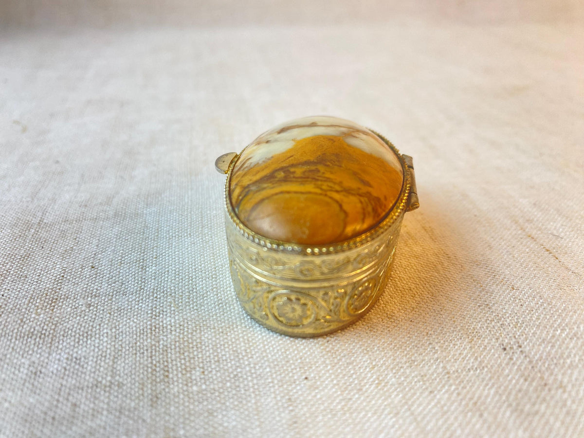 Vintage Steindose – Graviertes silberfarbenes Metall – Mid-Century Kosmetikaufbewahrung