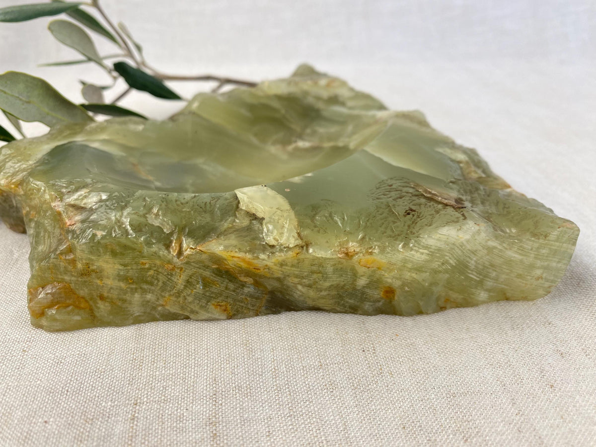 Vide-poche brutaliste du milieu du siècle en onyx vert italien sculpté à la main