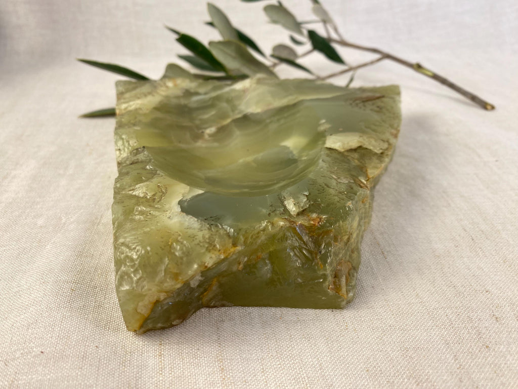 Vide-poche brutaliste du milieu du siècle en onyx vert italien sculpté à la main