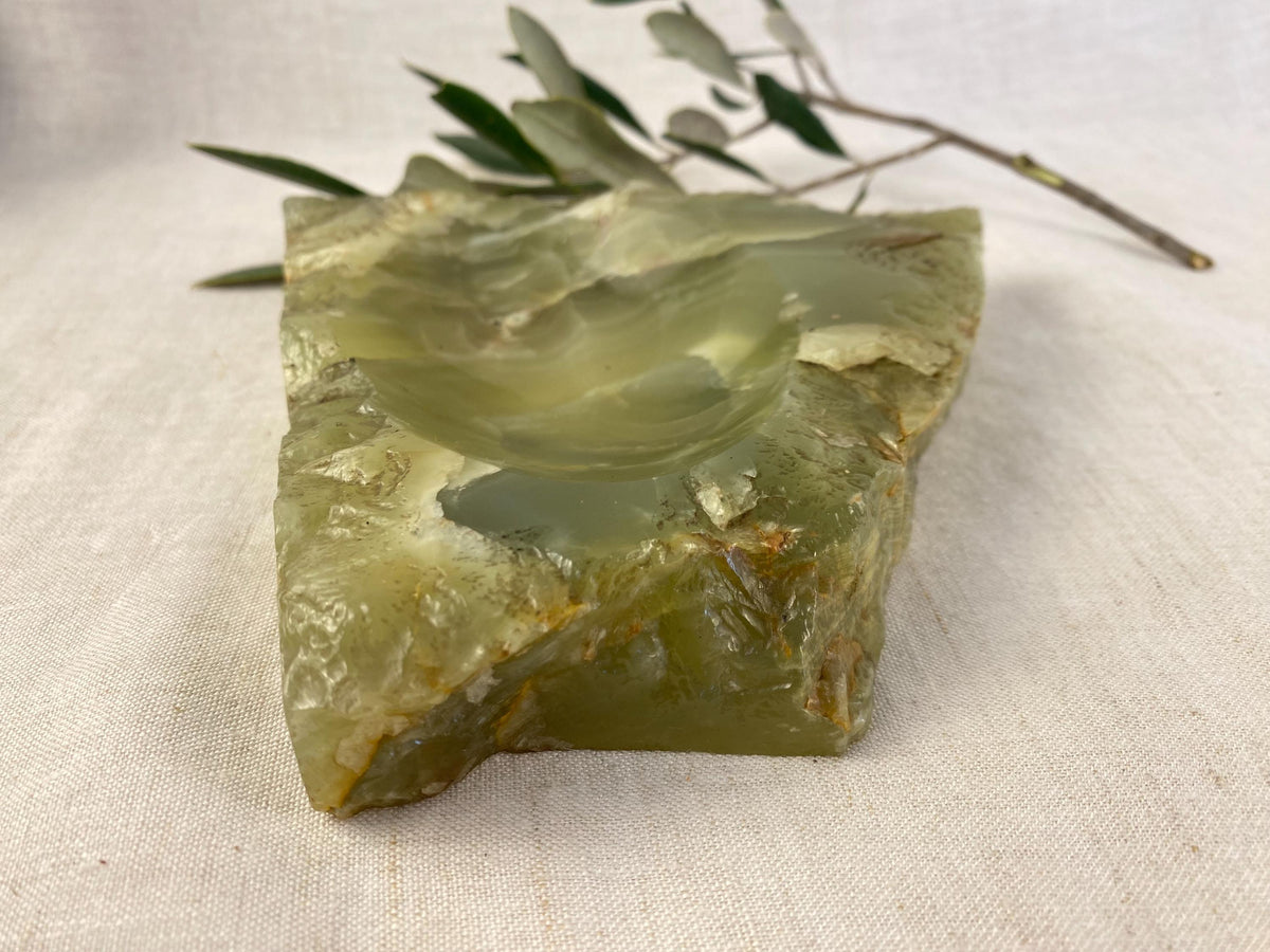 Vide-poche brutaliste du milieu du siècle en onyx vert italien sculpté à la main