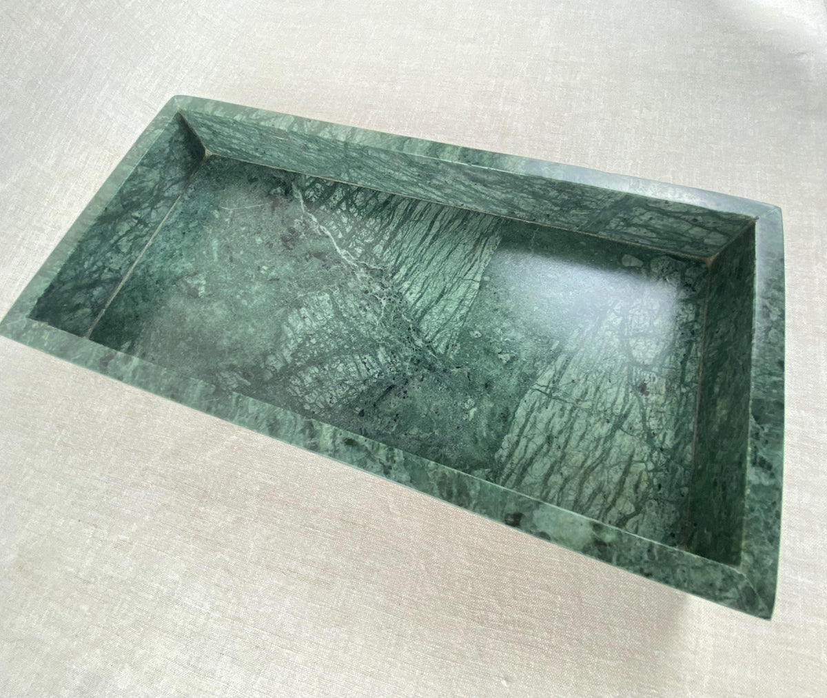 Plateau en pierre serpentine sculpté à la main – Vide-poche organisateur de bureau en marbre vert du milieu du siècle