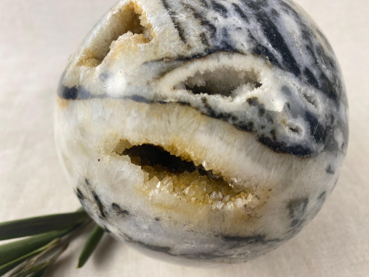 Große Druzy-Achat-Kugel – Skulptur aus Stein mit Zebramuster – Dekoratives Objekt aus natürlichem Kristall für den Innenbereich