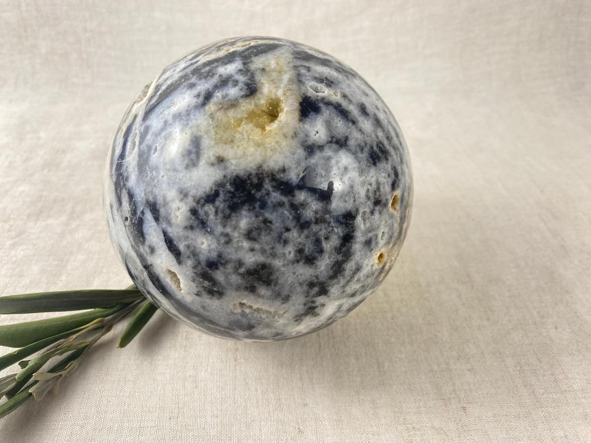 Große Druzy-Achat-Kugel – Skulptur aus Stein mit Zebramuster – Dekoratives Objekt aus natürlichem Kristall für den Innenbereich