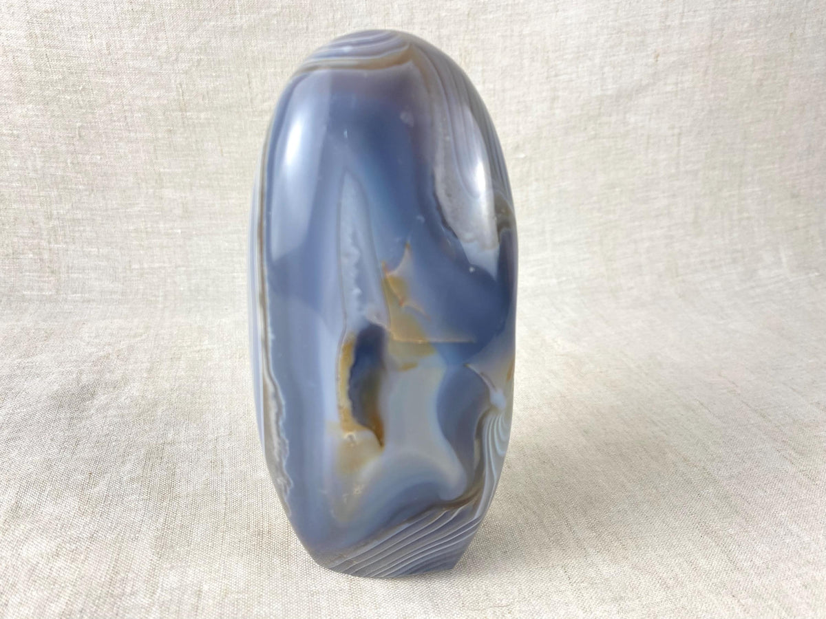 Sculpture en agate rubanée forme libre - Pierre gris bleu polie avec druse naturelle
