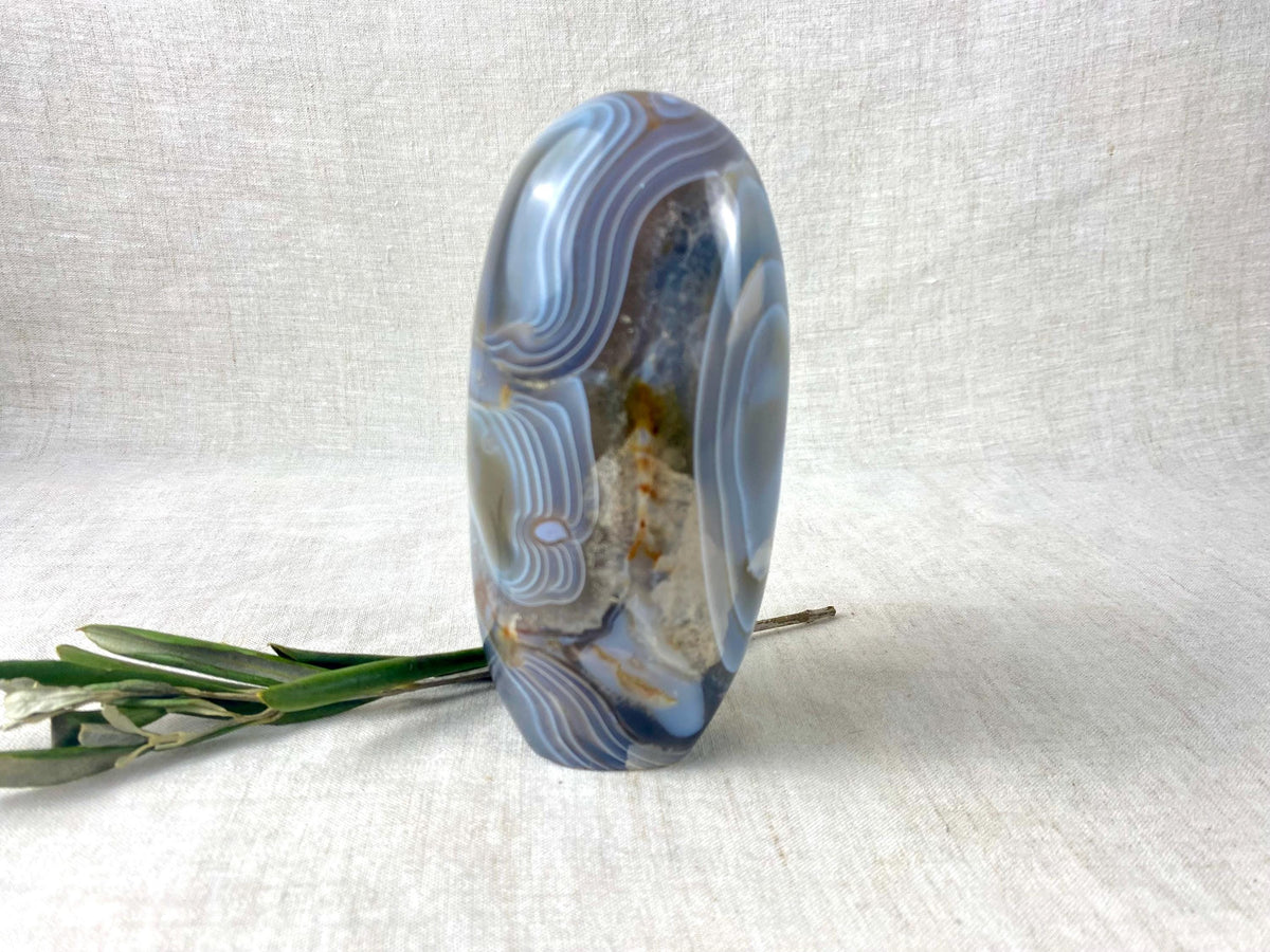 Sculpture en agate rubanée forme libre - Pierre gris bleu polie avec druse naturelle