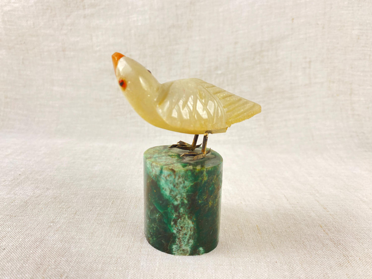 Figurines d'oiseaux en pierres semi-précieuses sculptées à la main, Italie, années 1960 - Sculptures vintage - Décoration Mid-Century - Toucan-Perroquet-Inséparable