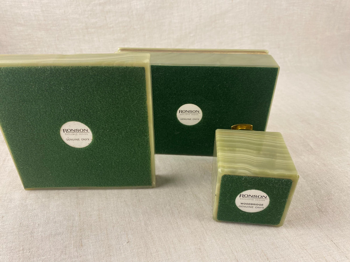 Vintage Ronson Exclusive Woodbridge Trio aus echtem Onyx – Aschenbecher, Zigarettenbox & Tischfeuerzeug – Mid-Century-Stein-Set