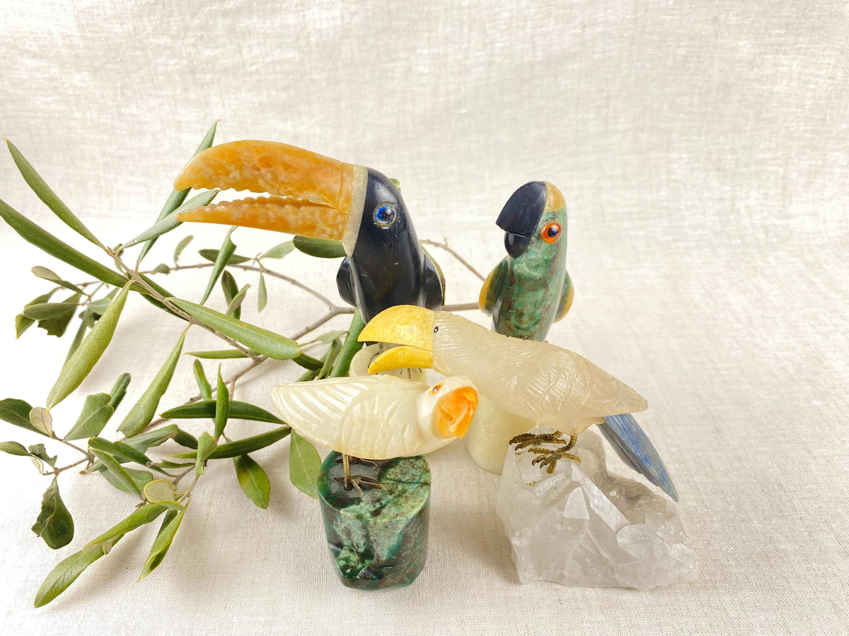 Figurines d'oiseaux en pierres semi-précieuses sculptées à la main, Italie, années 1960 - Sculptures vintage - Décoration Mid-Century - Toucan-Perroquet-Inséparable