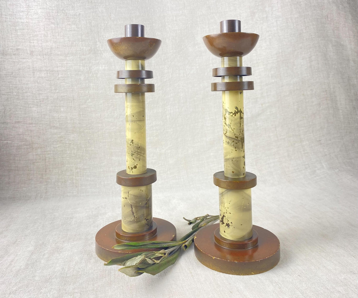 Art-déco-Messingkerzenständer mit Säulen in Marmoroptik – Streamline Moderne