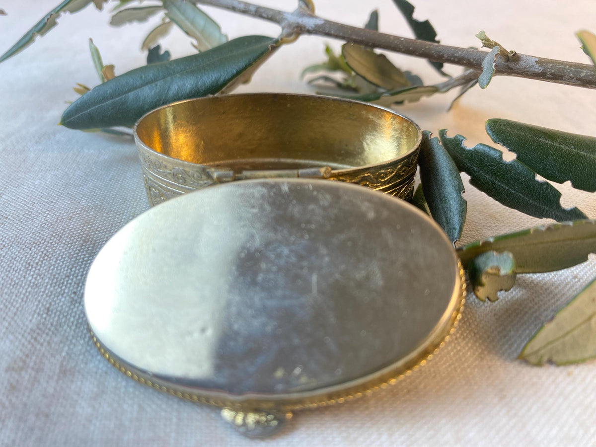 Vintage Steindose – Graviertes silberfarbenes Metall – Mid-Century Kosmetikaufbewahrung