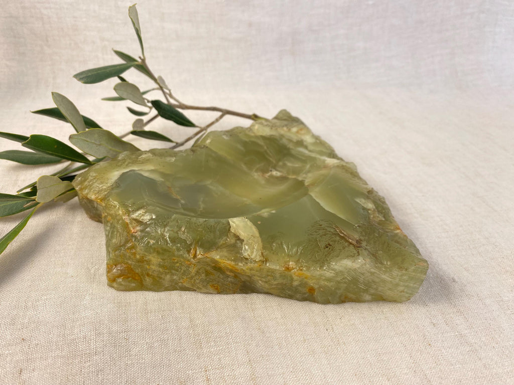 Vide-poche brutaliste du milieu du siècle en onyx vert italien sculpté à la main