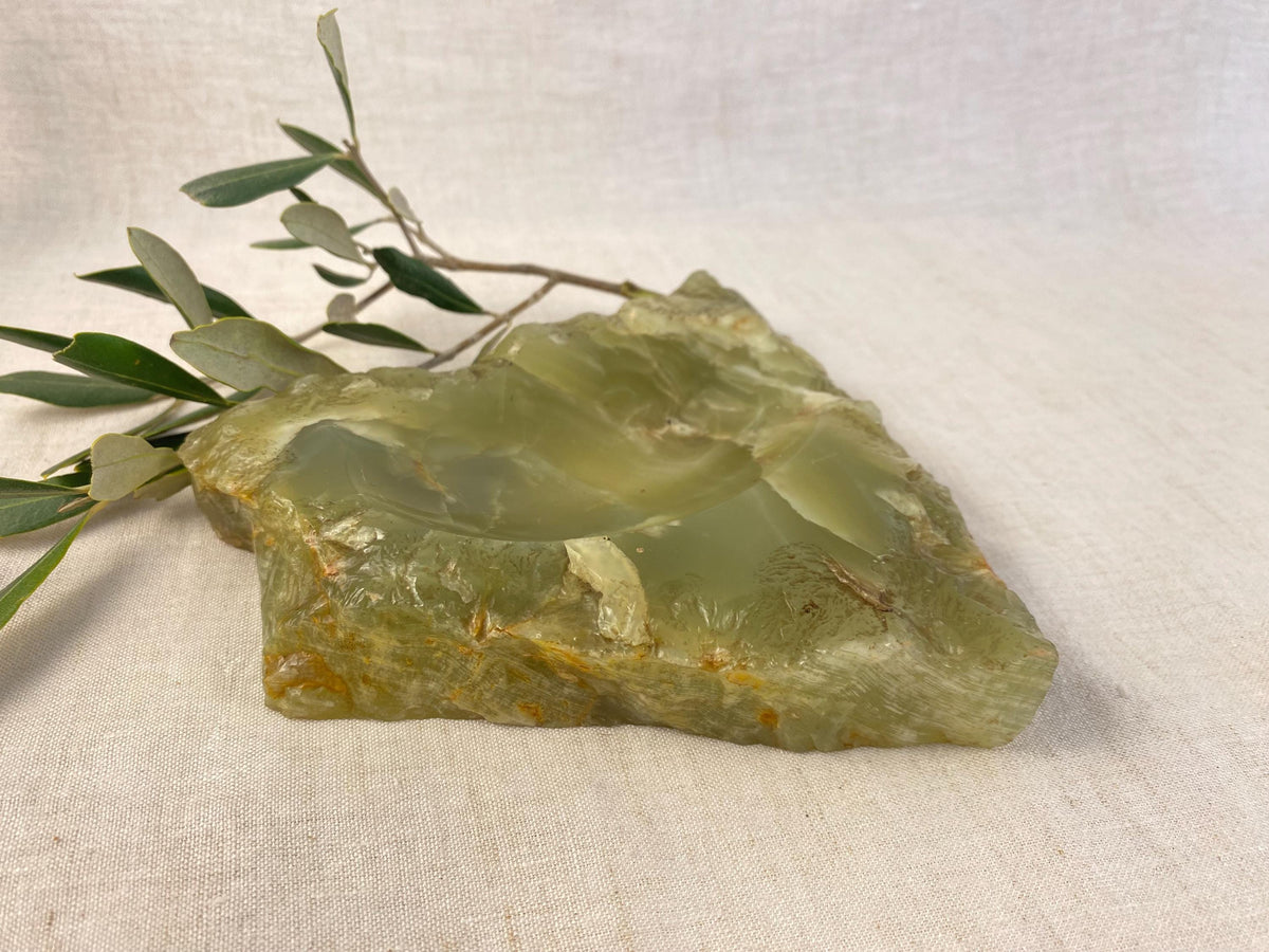 Vide-poche brutaliste du milieu du siècle en onyx vert italien sculpté à la main