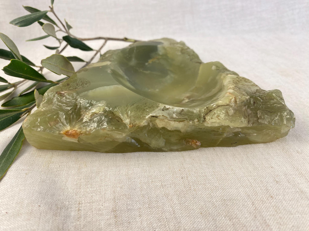 Vide-poche brutaliste du milieu du siècle en onyx vert italien sculpté à la main