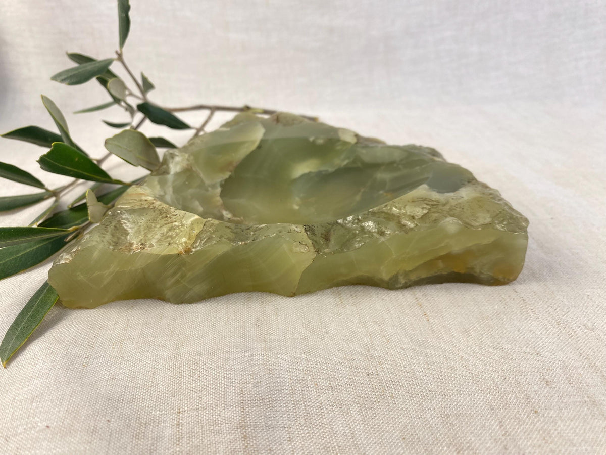 Vide-poche brutaliste du milieu du siècle en onyx vert italien sculpté à la main