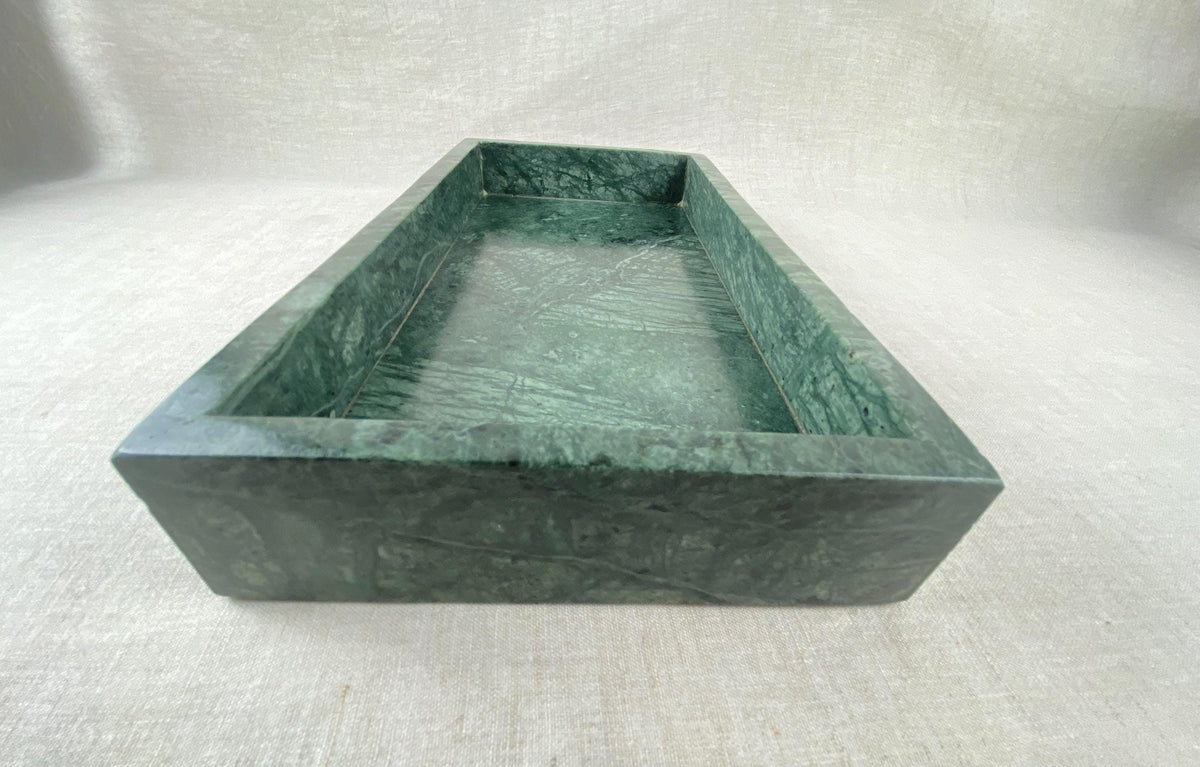 Plateau en pierre serpentine sculpté à la main – Vide-poche organisateur de bureau en marbre vert du milieu du siècle