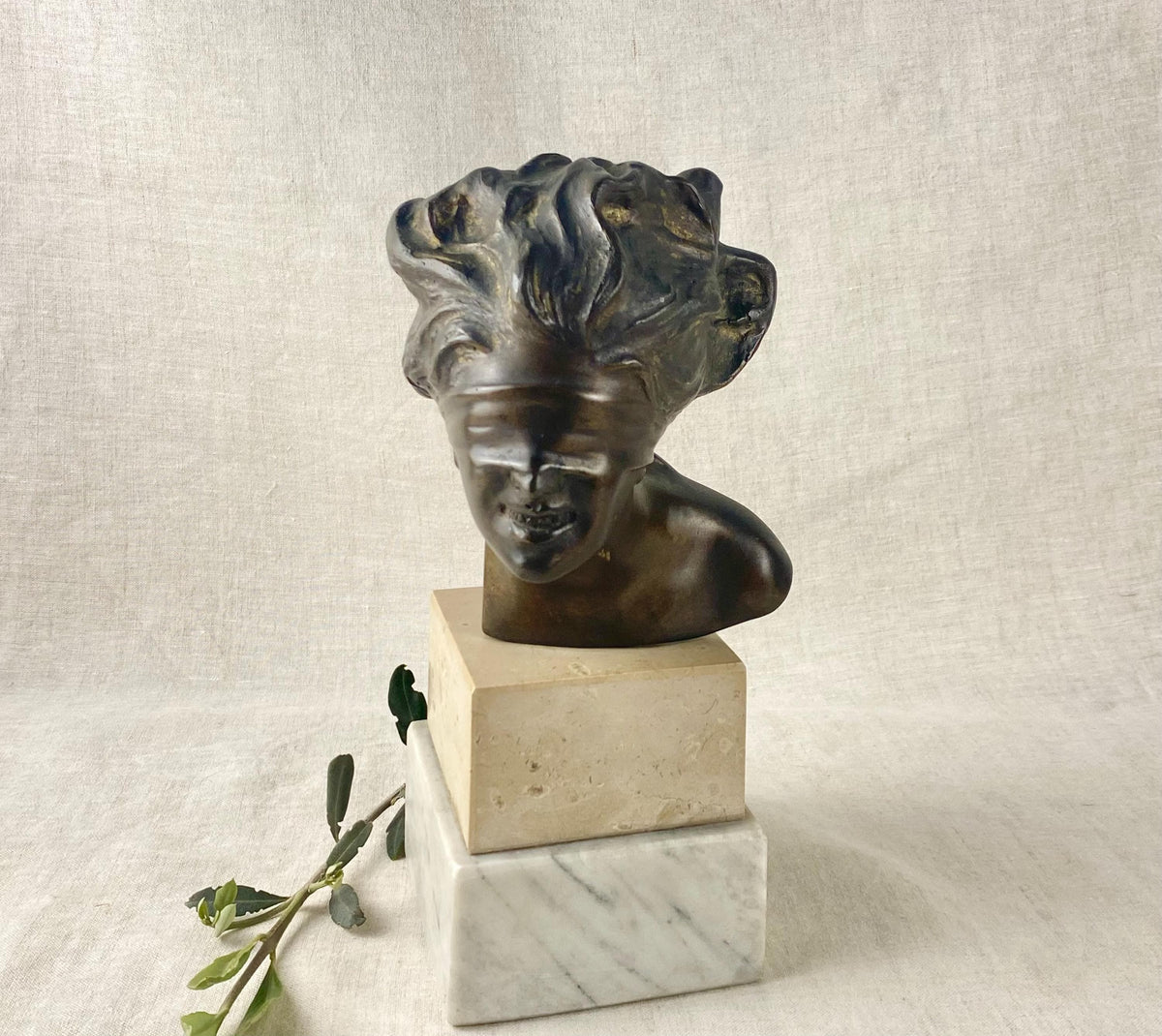 Buste antique en bronze italien La Dea Bendata, sculpture signée Aurisicchio, base en marbre Art Nouveau