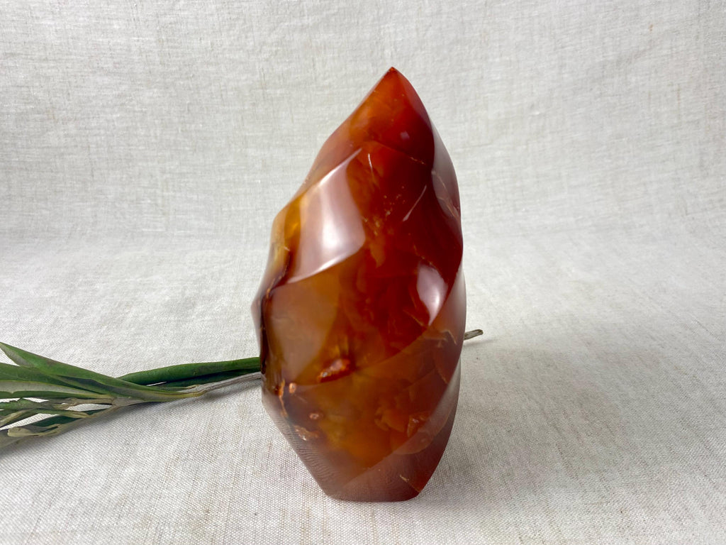 Sculpture flamme en agate cornaline - Objet décoratif sculpté, poli naturellement