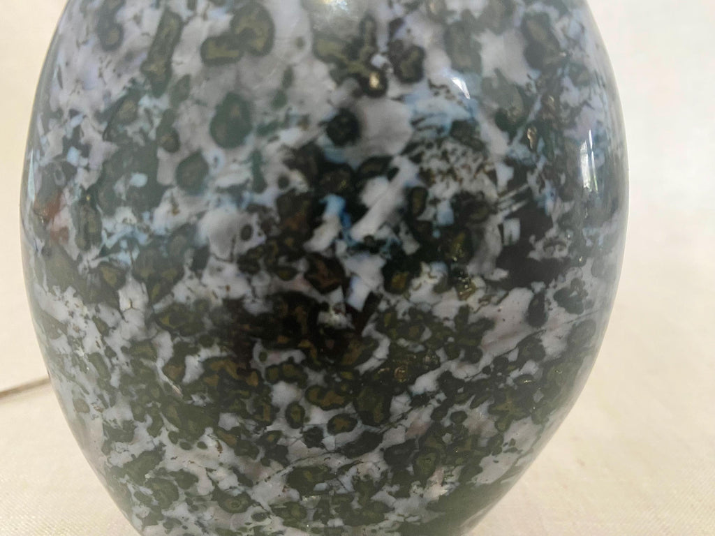 Gabbro Freiform-Skulptur – Natürliches poliertes Deko-Objekt