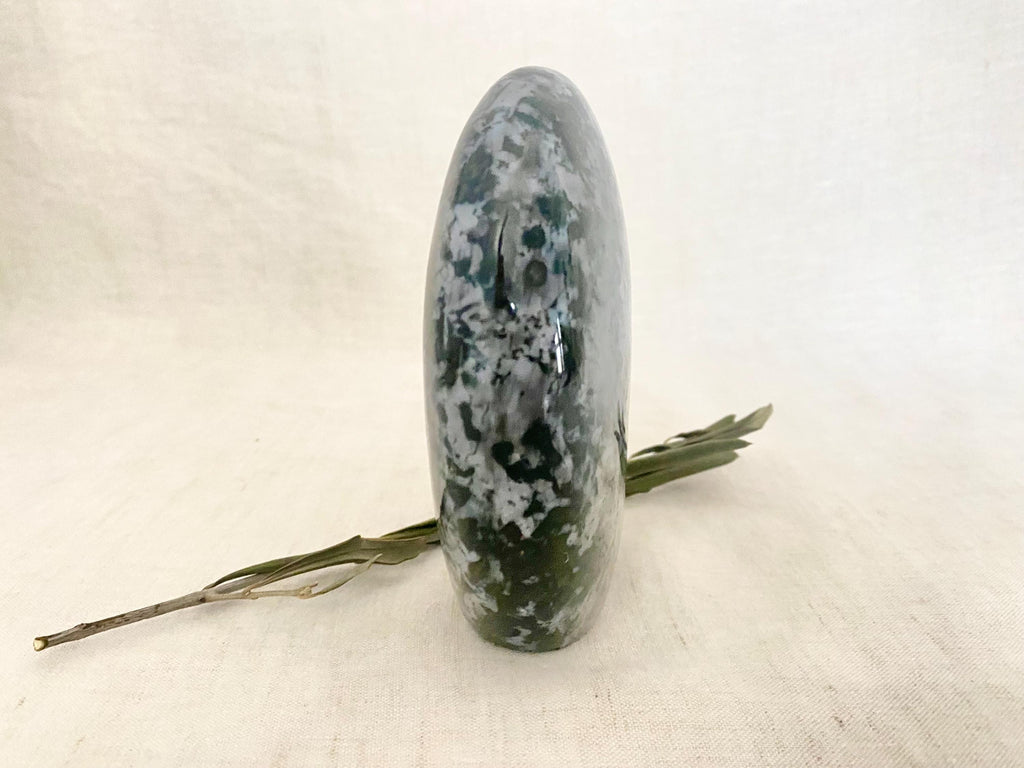 Gabbro Freiform-Skulptur – Natürliches poliertes Deko-Objekt