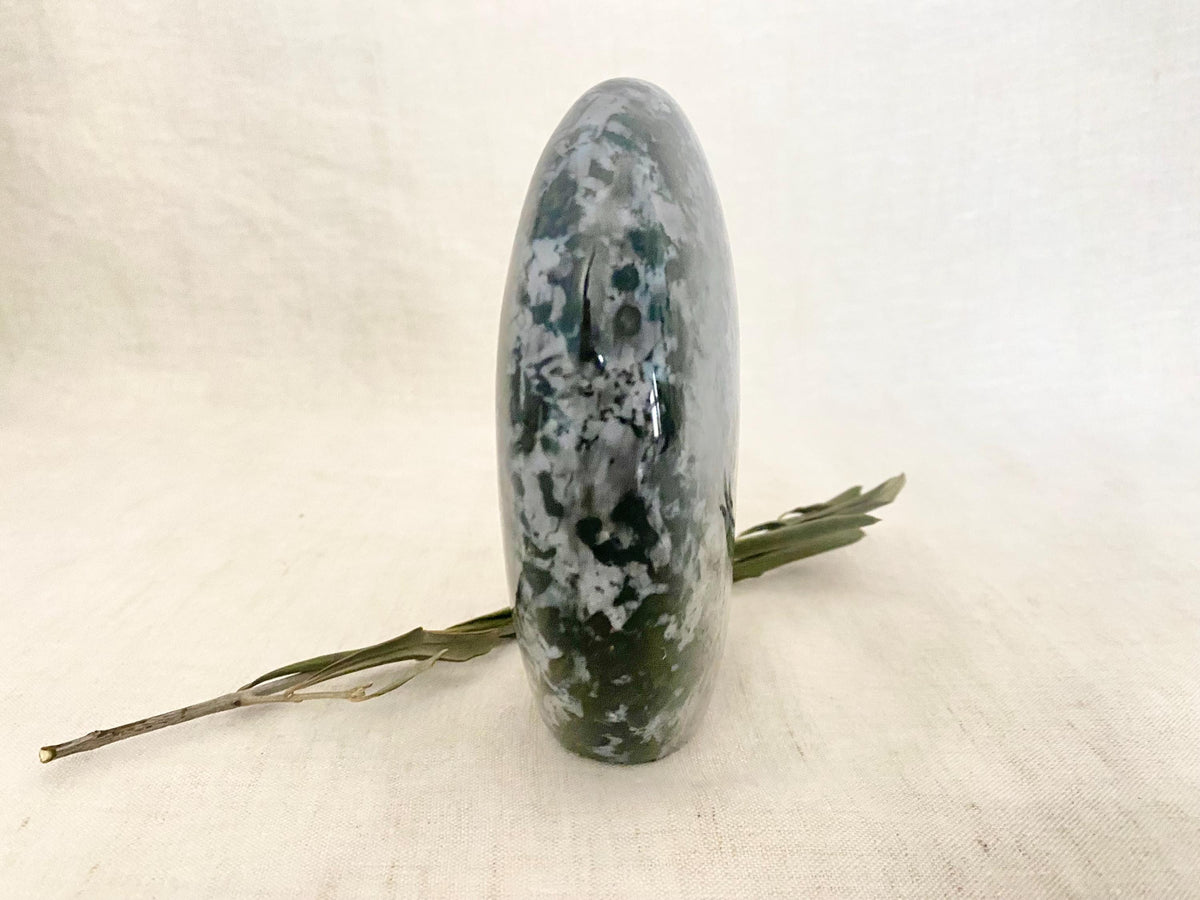 Gabbro Freiform-Skulptur – Natürliches poliertes Deko-Objekt
