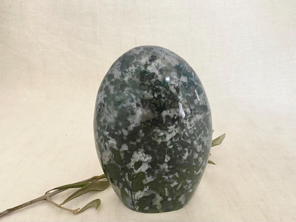 Gabbro Freiform-Skulptur – Natürliches poliertes Deko-Objekt