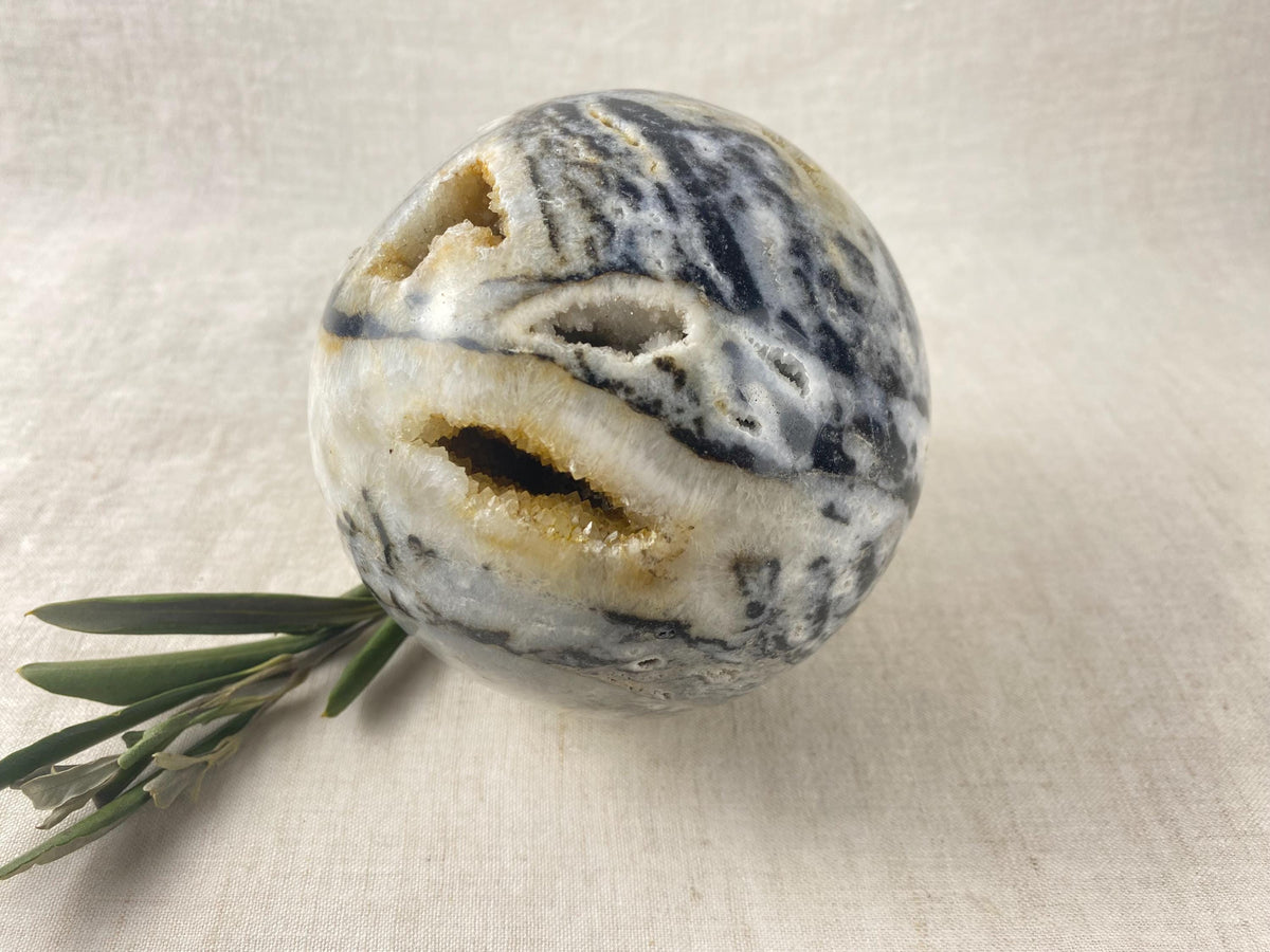 Große Druzy-Achat-Kugel – Skulptur aus Stein mit Zebramuster – Dekoratives Objekt aus natürlichem Kristall für den Innenbereich