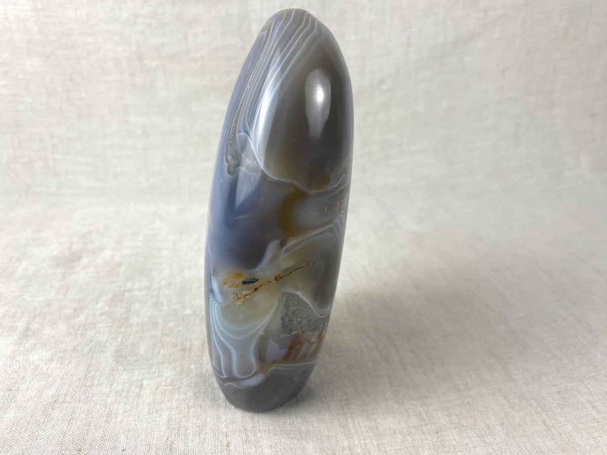 Sculpture en agate rubanée forme libre - Pierre gris bleu polie avec druse naturelle