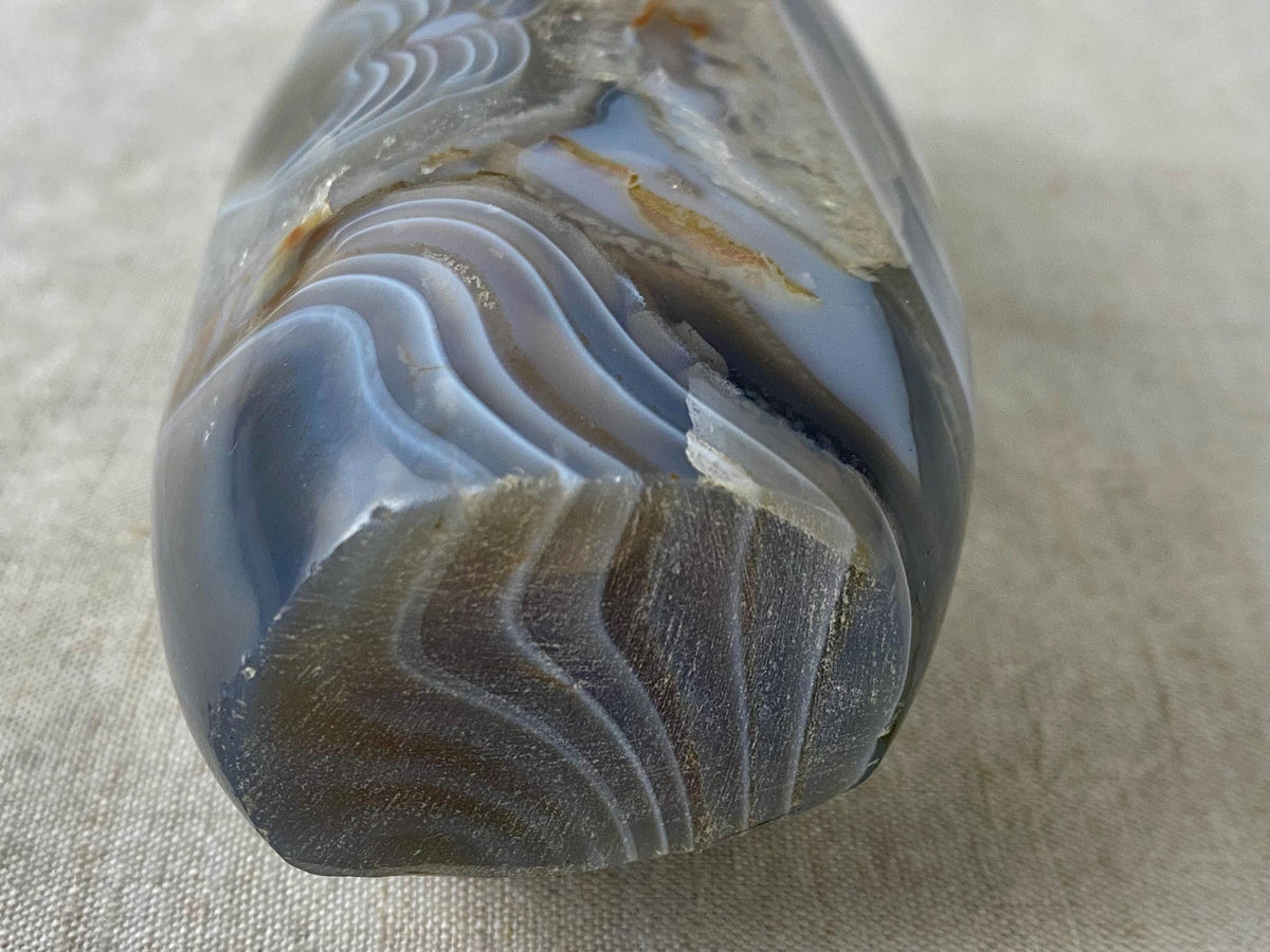 Sculpture en agate rubanée forme libre - Pierre gris bleu polie avec druse naturelle