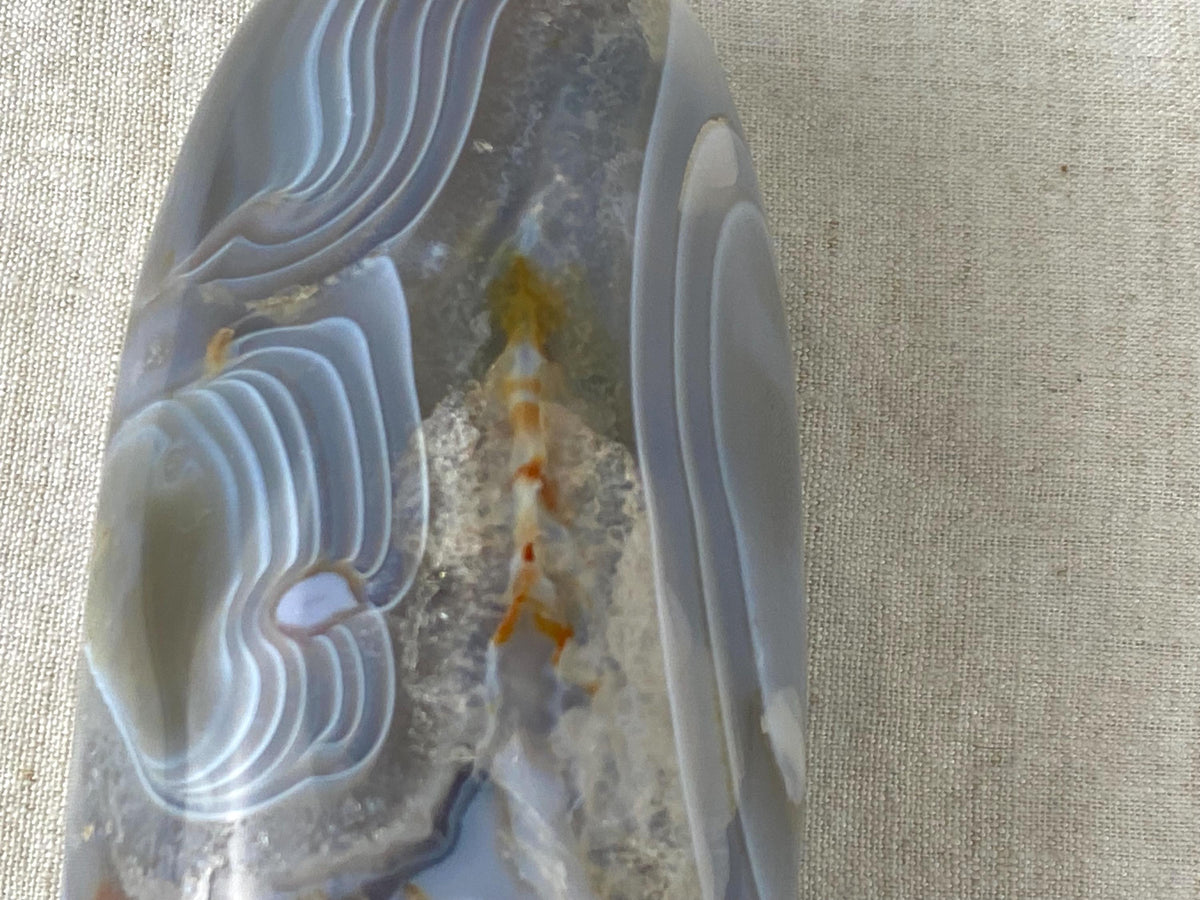 Sculpture en agate rubanée forme libre - Pierre gris bleu polie avec druse naturelle