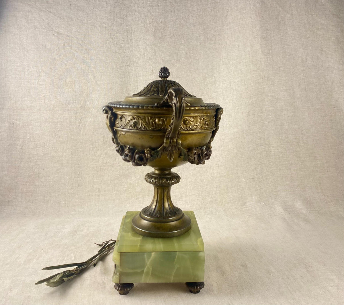 Vase ancien de style Napoléon III en régule doré – Urne sur socle en onyx d'Algérie