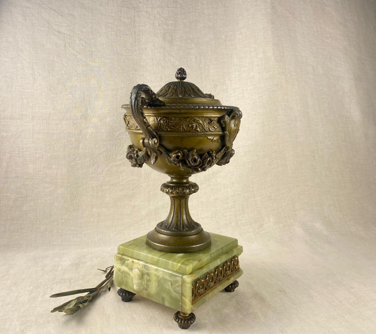Vase ancien de style Napoléon III en régule doré – Urne sur socle en onyx d'Algérie