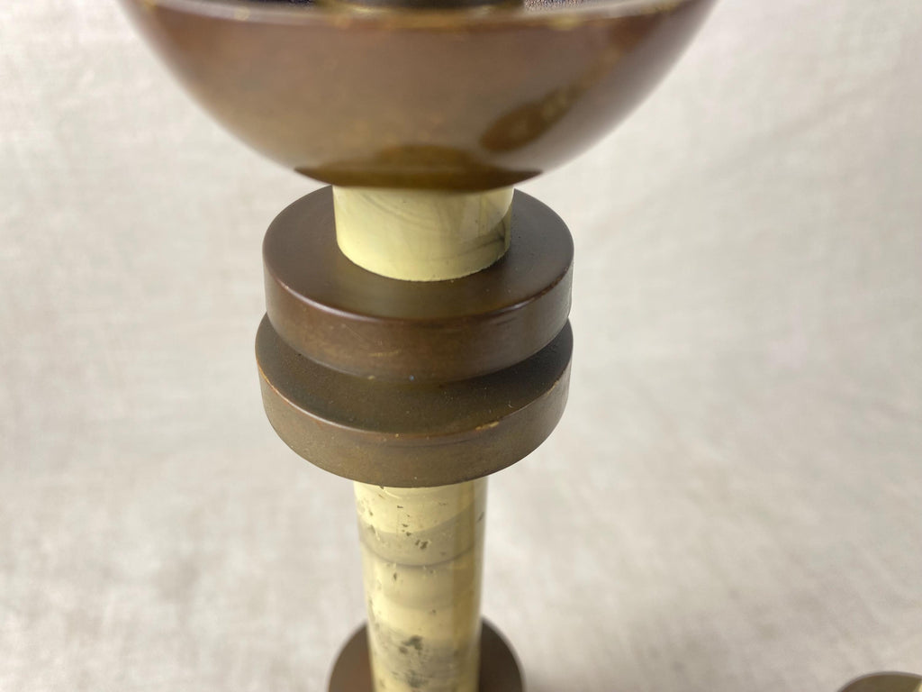 Art-déco-Messingkerzenständer mit Säulen in Marmoroptik – Streamline Moderne
