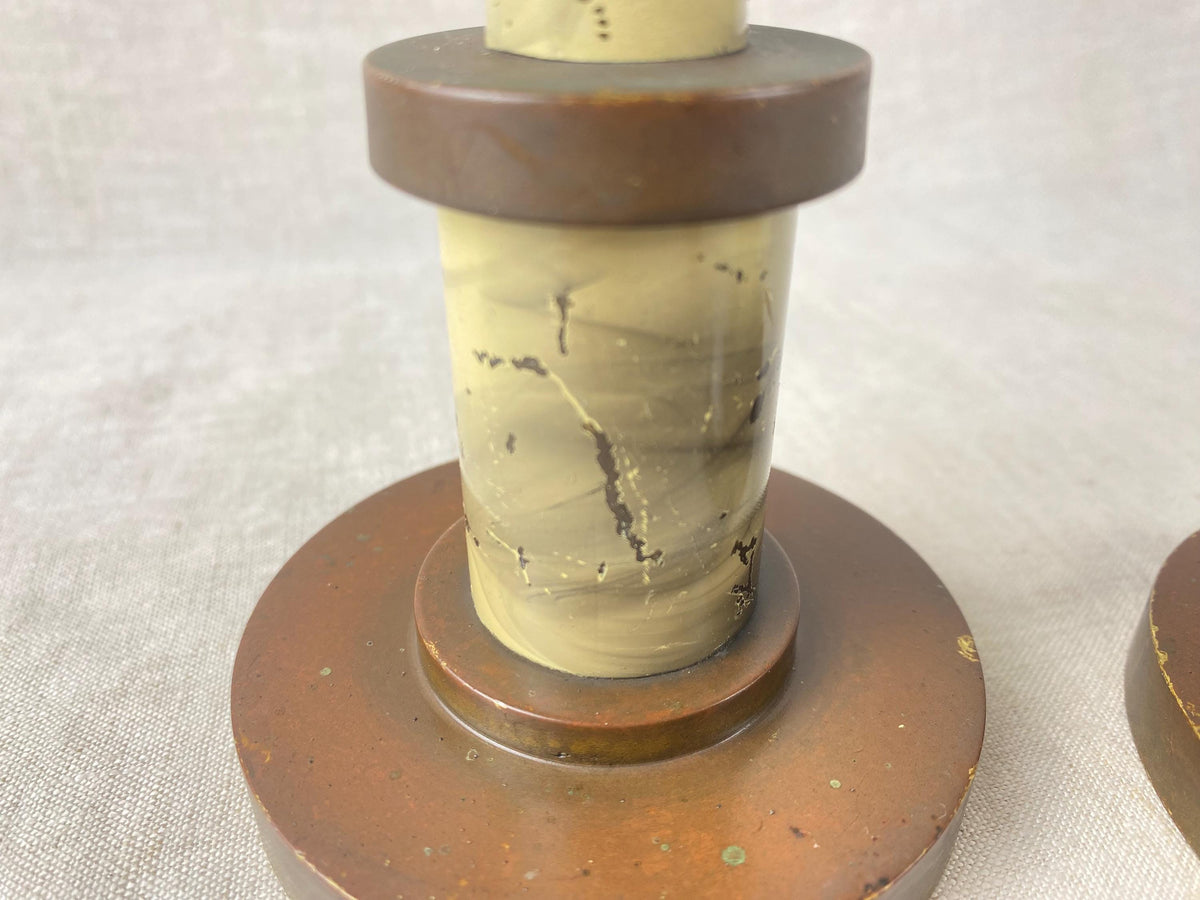 Art-déco-Messingkerzenständer mit Säulen in Marmoroptik – Streamline Moderne