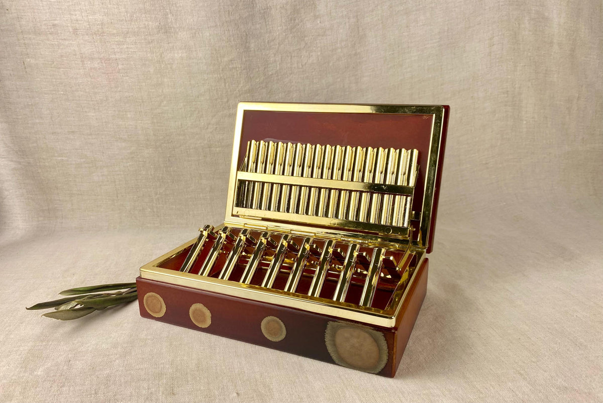 Signierte Schmuckschatulle aus Achat – Italienisches Zigarettenetui aus den 1960er Jahren mit abstraktem, kreisförmigem Design