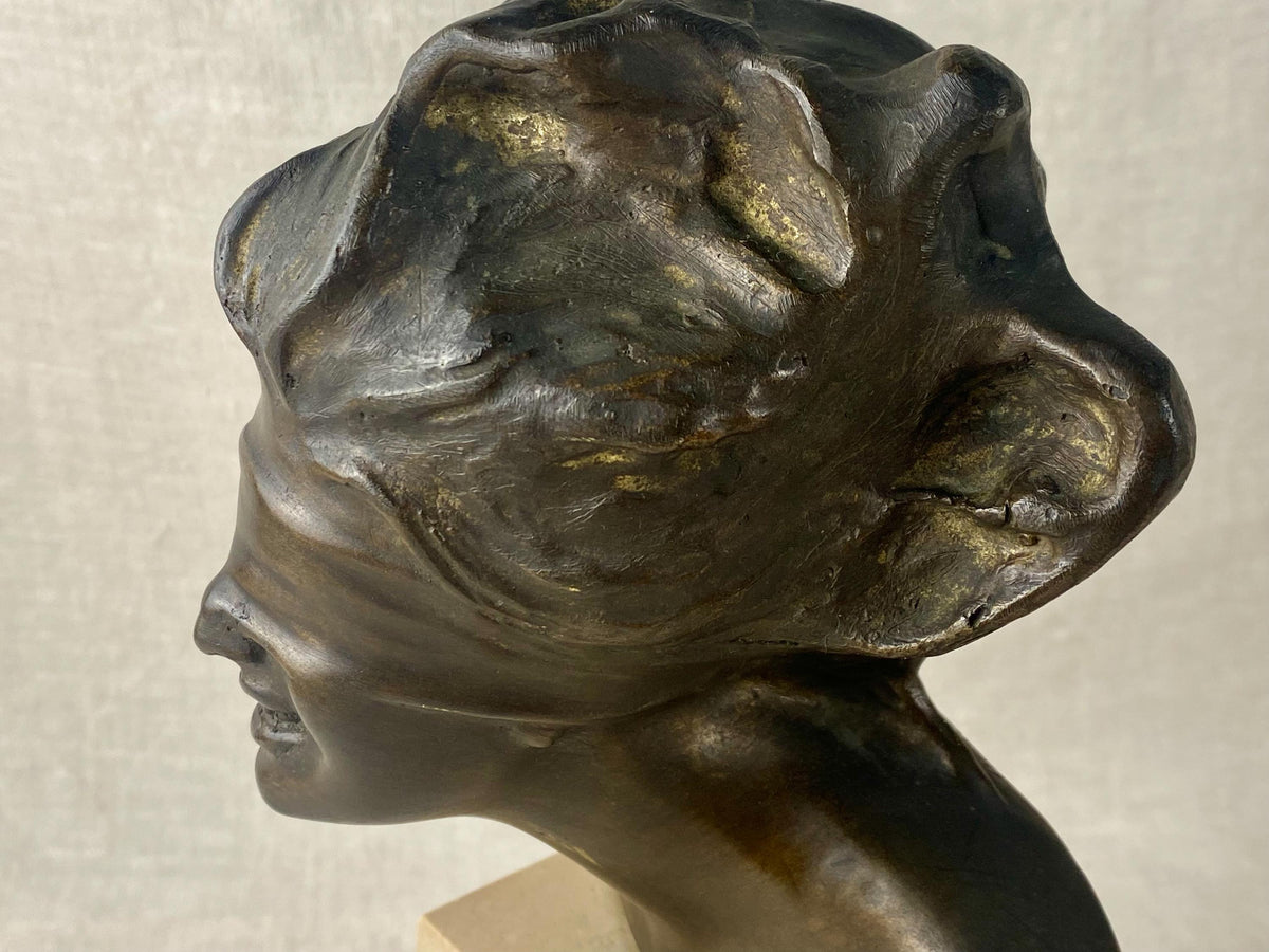 Buste antique en bronze italien La Dea Bendata, sculpture signée Aurisicchio, base en marbre Art Nouveau