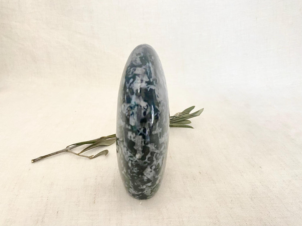 Gabbro Freiform-Skulptur – Natürliches poliertes Deko-Objekt