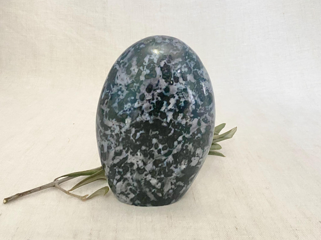 Gabbro Freiform-Skulptur – Natürliches poliertes Deko-Objekt