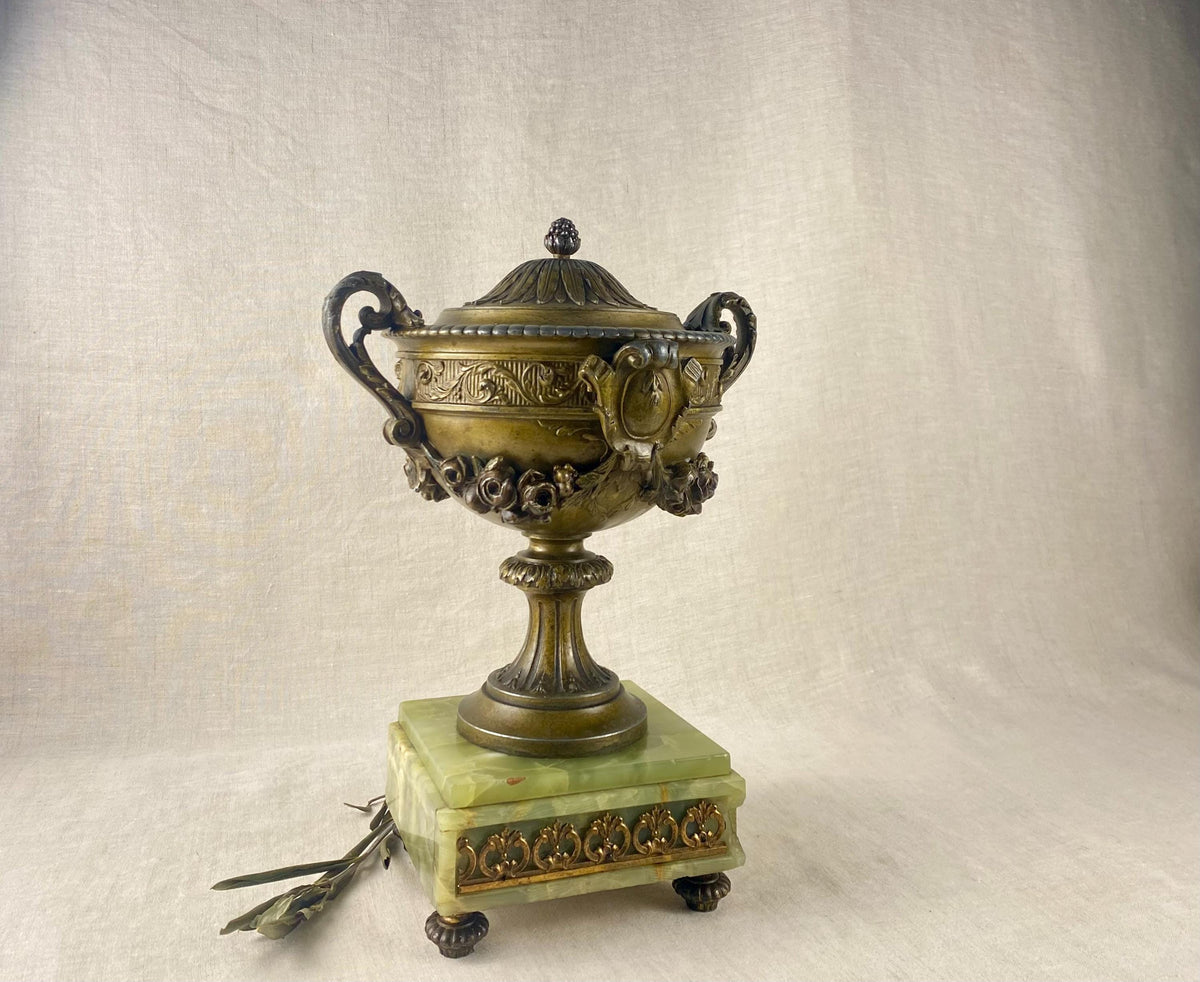 Vase ancien de style Napoléon III en régule doré – Urne sur socle en onyx d'Algérie
