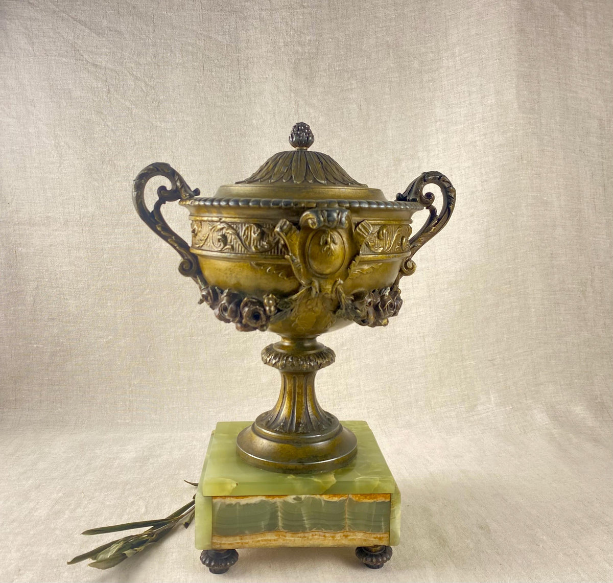 Vase ancien de style Napoléon III en régule doré – Urne sur socle en onyx d'Algérie