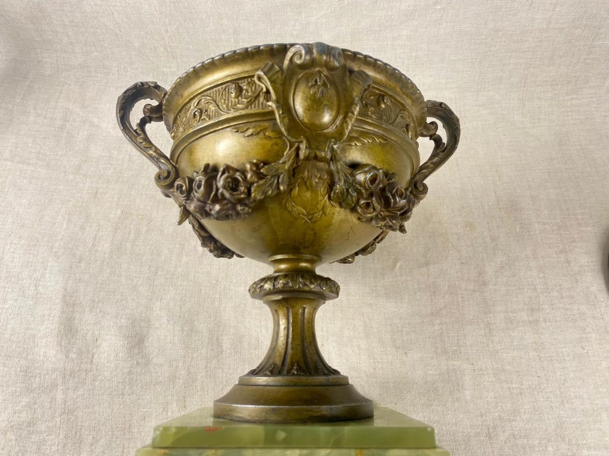 Vase ancien de style Napoléon III en régule doré – Urne sur socle en onyx d'Algérie