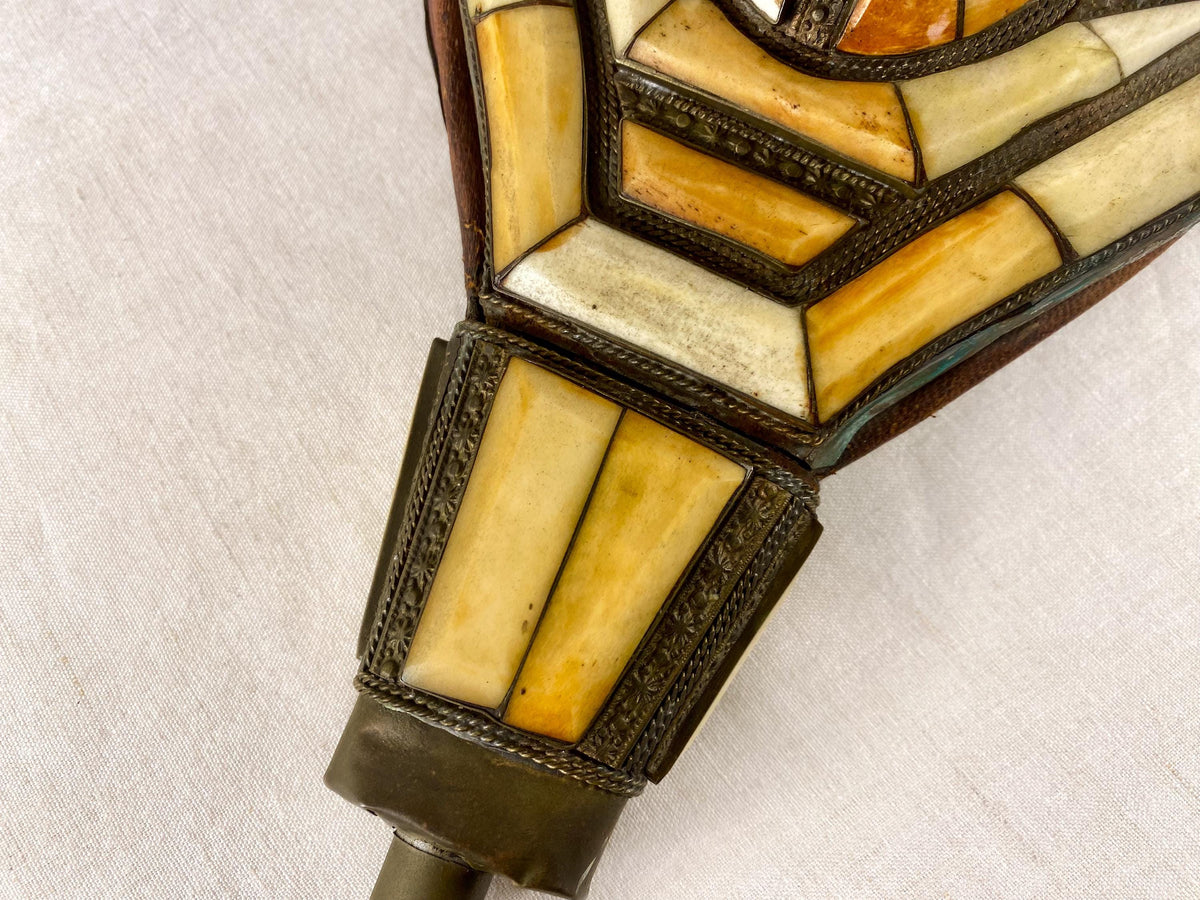 Antiker marokkanischer Rabouz-Kaminblasebalg – Maalem-Kunsthandwerk mit Knocheneinlage – Geometrisches Design