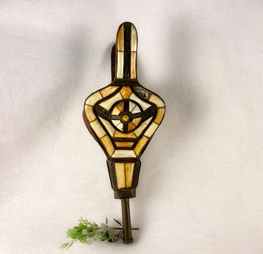 Antiker marokkanischer Rabouz-Kaminblasebalg – Maalem-Kunsthandwerk mit Knocheneinlage – Geometrisches Design