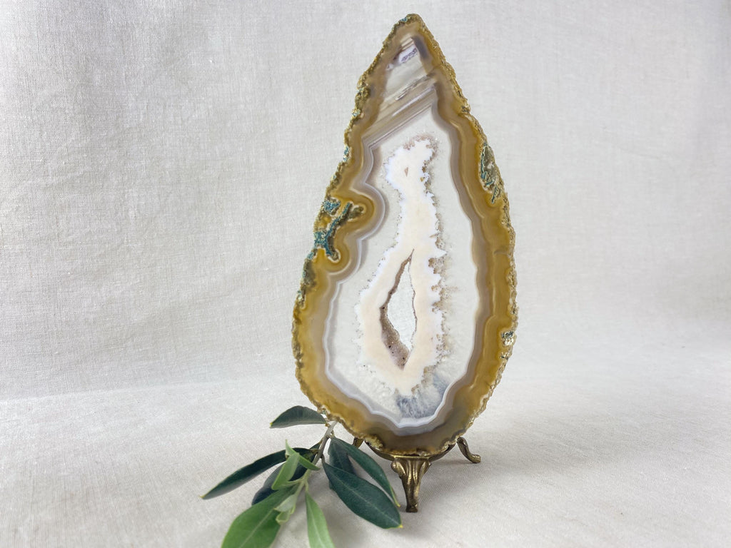 Tranche d'agate du Brésil – Décoration sculpturale en pierre – Inclusions minérales vertes – Centre cristallisé