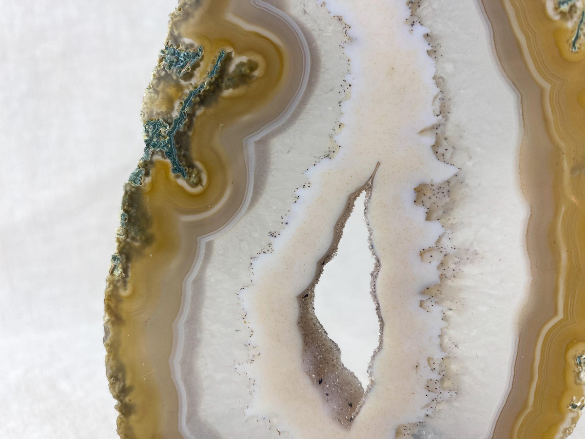 Tranche d'agate du Brésil – Décoration sculpturale en pierre – Inclusions minérales vertes – Centre cristallisé