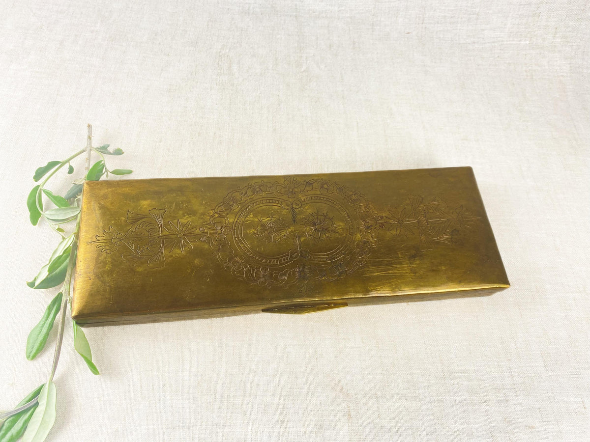 Boîte à papeterie ancienne en laiton Art nouveau - couvercle gravé, coffret de bureau à compartiments, début du XXe siècle