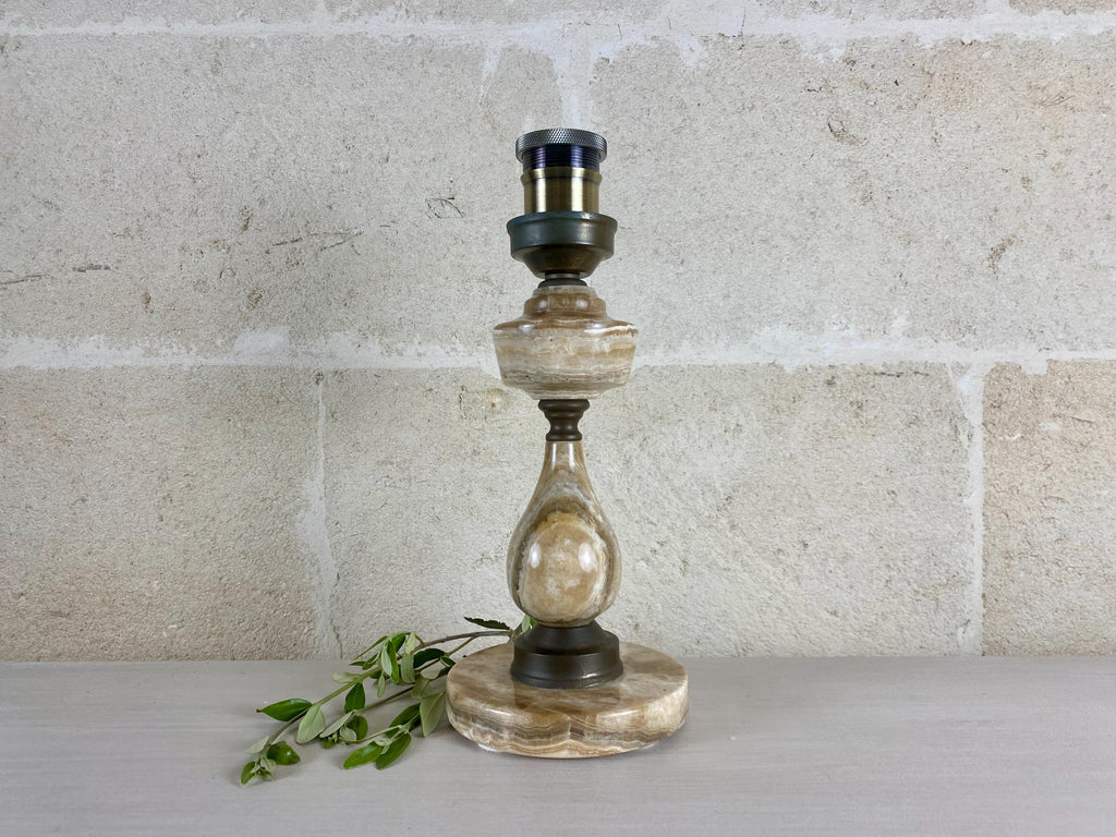 Lámpara de mesa de ónix: lámpara escultórica de piedra con latón envejecido - Iluminación vintage de los años 40