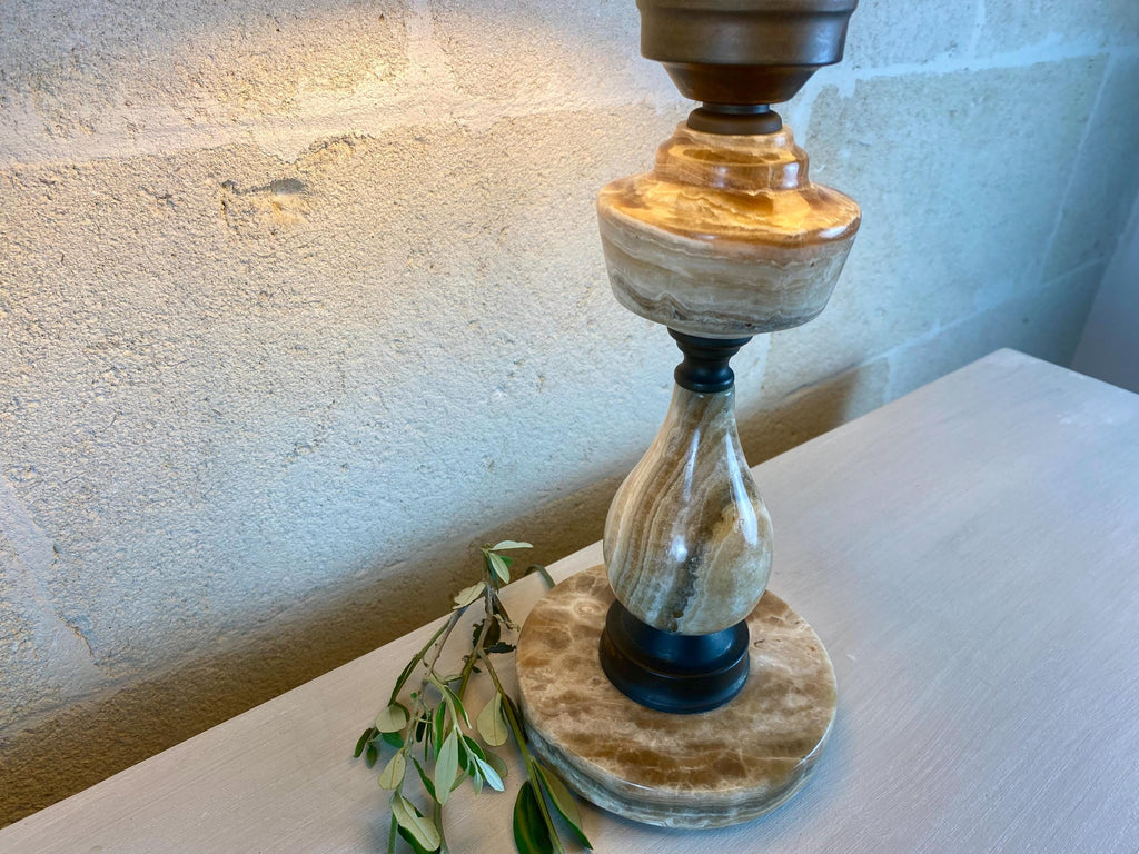 Lámpara de mesa de ónix: lámpara escultórica de piedra con latón envejecido - Iluminación vintage de los años 40