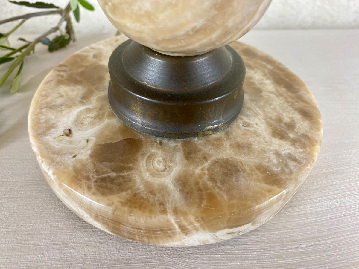 Lampe de table Onyx - Lampe en pierre sculpturale avec laiton vieilli - Éclairage vintage des années 1940