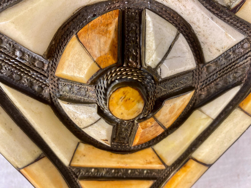Antiker marokkanischer Rabouz-Kaminblasebalg – Maalem-Kunsthandwerk mit Knocheneinlage – Geometrisches Design